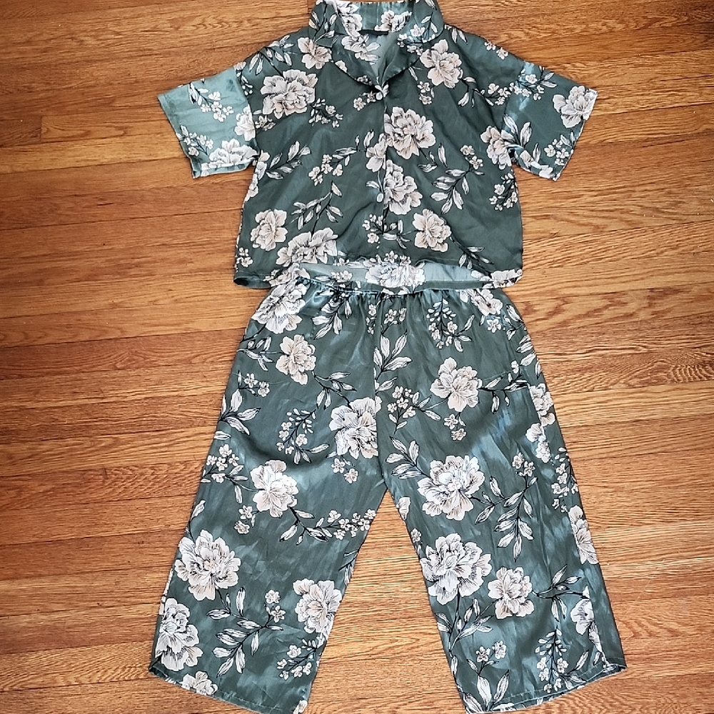 Floral Print Pajamas in Green, M
